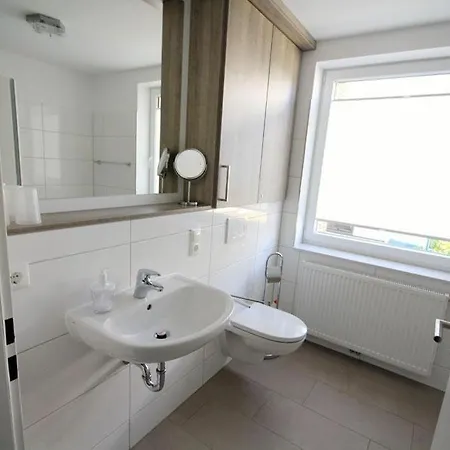 Grosse-ferienwohnung-3-mit-meerblick-und-strandkorb-im-haus-seeluft-duhnen クックスハーフェン